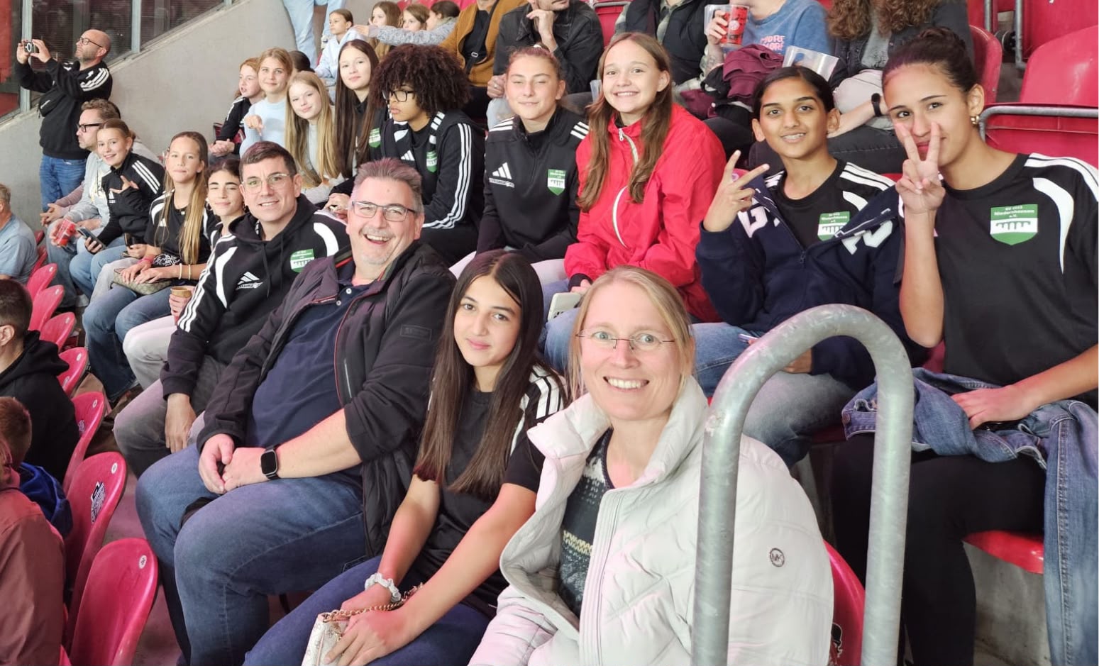 Mehr über den Artikel erfahren C-Juniorinnen des SV Niedernhausen erleben Frauenfußball hautnah